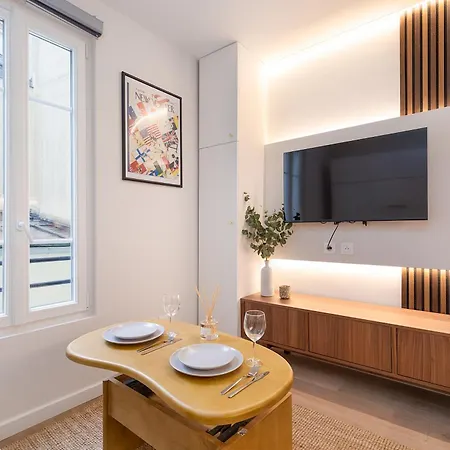 5 Min Walk To Eiffel Tower - Stunning Studio - Sleeps 2p Paris