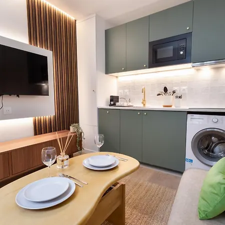5 Min Walk To Eiffel Tower - Stunning Studio - Sleeps 2p *