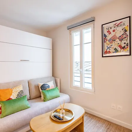 5 Min Walk To Eiffel Tower - Stunning Studio - Sleeps 2p *