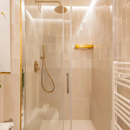 5 Min Walk To Eiffel Tower - Stunning Studio - Sleeps 2p
