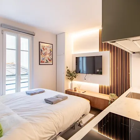 5 Min Walk To Eiffel Tower - Stunning Studio - Sleeps 2p Paris
