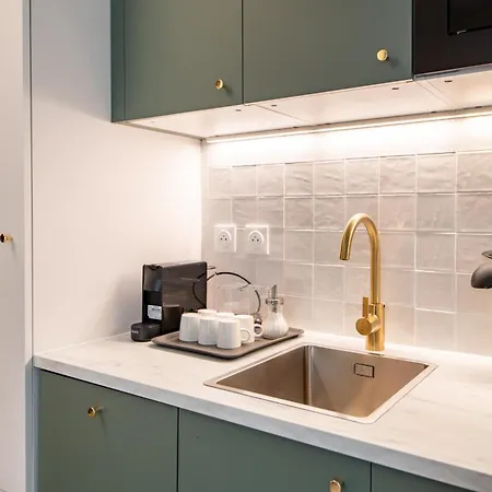 5 Min Walk To Eiffel Tower - Stunning Studio - Sleeps 2p *