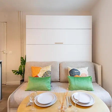 5 Min Walk To Eiffel Tower - Stunning Studio - Sleeps 2p * Paris